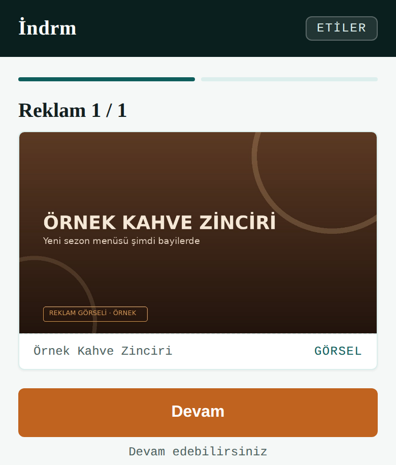 Müşteri, semte özel reklamı izliyor